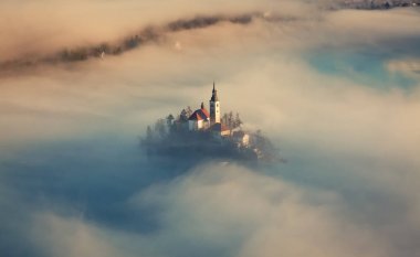 lake Bled şaşırtıcı güneş doğarken Ojstrica açısından, Slovenya, 