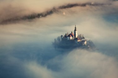 lake Bled şaşırtıcı güneş doğarken Ojstrica açısından, Slovenya, 