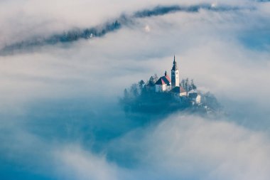 lake Bled şaşırtıcı güneş doğarken Ojstrica açısından, Slovenya, 