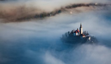 lake Bled şaşırtıcı güneş doğarken Ojstrica açısından, Slovenya, 