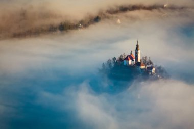 lake Bled şaşırtıcı güneş doğarken Ojstrica açısından, Slovenya, 
