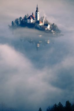 lake Bled şaşırtıcı güneş doğarken Ojstrica açısından, Slovenya, 