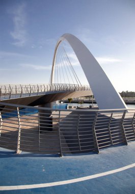 Dubai, Birleşik Arap Emirlikleri - Şubat, 2018: Dubai su kanalı kemer köprü veya