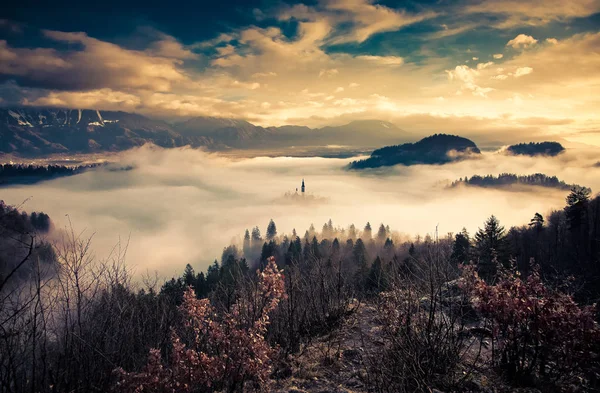 Atemberaubender Sonnenaufgang am See aus der Sicht von Ojstrica, Slowenien, — Stockfoto