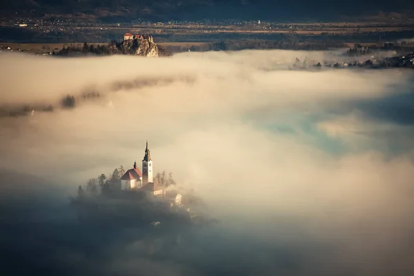 Fantastische zonsopgang bij lake Bled vanuit Ojstrica oogpunt, Slovenië, — Stockfoto