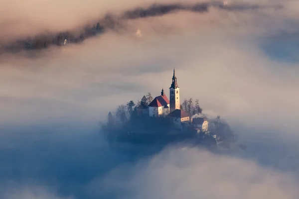 Fantastische zonsopgang bij lake Bled vanuit Ojstrica oogpunt, Slovenië, — Stockfoto