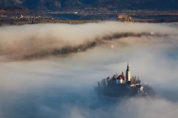 Increíble amanecer en el lago Bled desde el mirador de Ojstrica, Eslovenia , — Foto de Stock