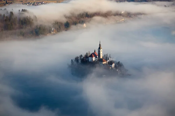 Sorprendente alba al lago di Bled dal punto di vista di Ojstrica, Slovenia , — Foto Stock