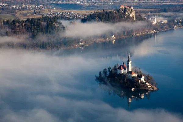 Vista aérea sobre o lago Bled em uma manhã nebulosa de Ojstrica vista — Fotografia de Stock