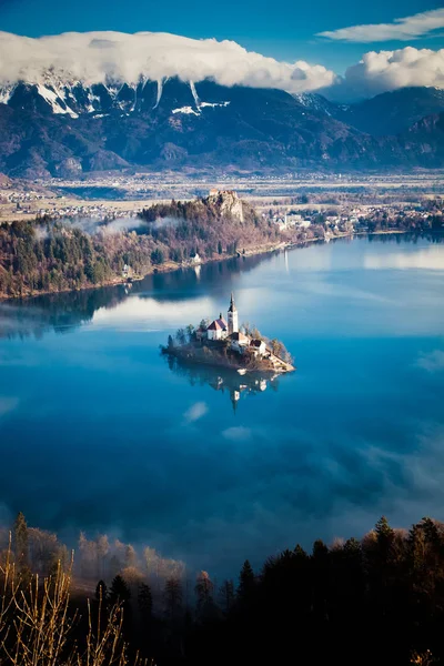 Vista aérea sobre el lago Bled en una mañana brumosa desde Ojstrica vista — Foto de Stock