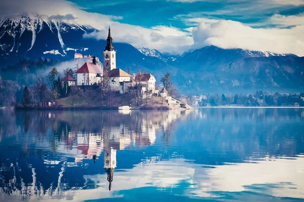 布莱德的湖、 岛、 教堂、 城堡与白雪皑皑的惊人观点 — 图库照片