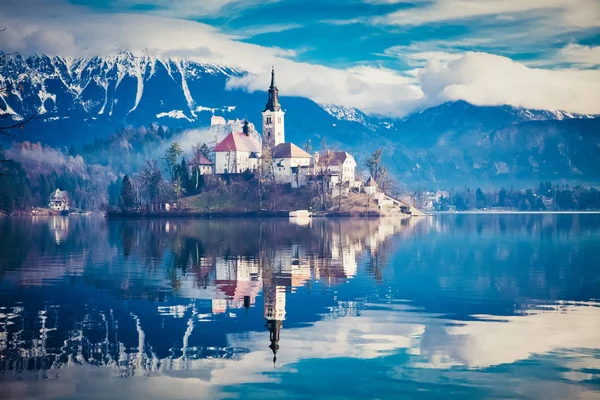 Fantastisk utsikt på Bled sjön, ön, kyrkan och slottet med Mountai — Stockfoto