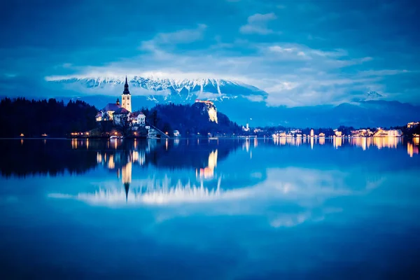 Dekoracje nocy nad jeziorem Bled z Kościół na wyspie. Dramatyczne, pi — Zdjęcie stockowe