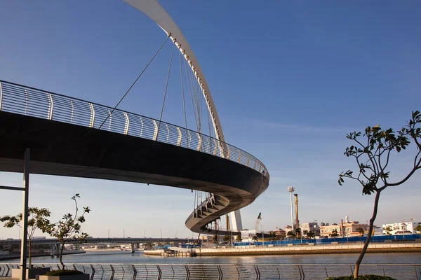 DUBAI, Emiratos Árabes Unidos - FEBRERO, 2018: Dubai Water Canal arch bridge or To — Foto de Stock