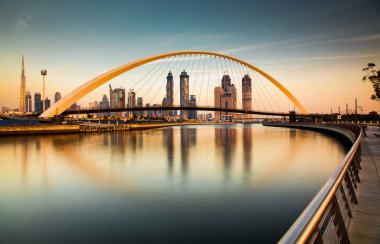 Dubai, Birleşik Arap Emirlikleri - Şubat 2018: Renkli günbatımı üzerinde Dubai Downtown 