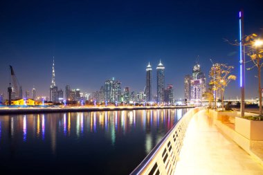 Dubai, Birleşik Arap Emirlikleri - Şubat 2018: Renkli günbatımı üzerinde Dubai Downtown 