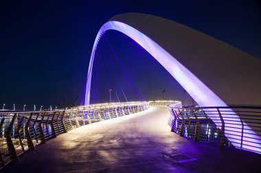 Dubai, Birleşik Arap Emirlikleri - Şubat, 2018: Dubai su kanalı kemer köprü veya