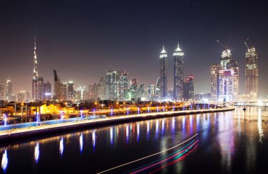 Dubai, Birleşik Arap Emirlikleri - Şubat 2018: Renkli günbatımı üzerinde Dubai Downtown 