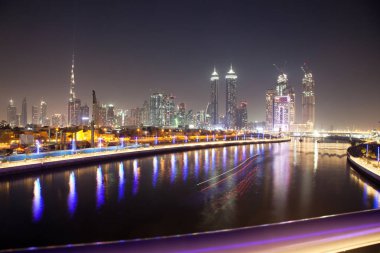Dubai, Birleşik Arap Emirlikleri - Şubat 2018: Renkli günbatımı üzerinde Dubai Downtown 