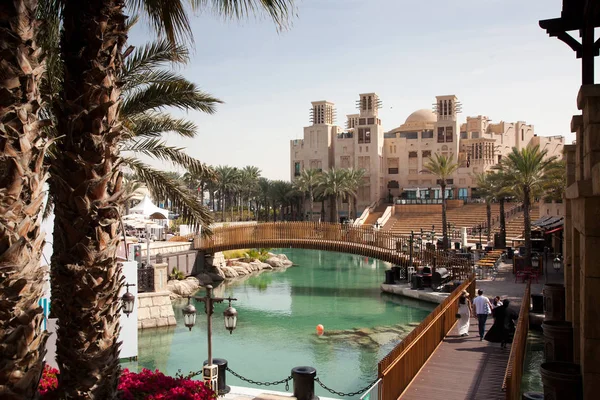 DUBAI, Emiratos Árabes Unidos - FEBRERO 2018: Vista de la Madinat Zoco Jumeirah. M — Foto de Stock