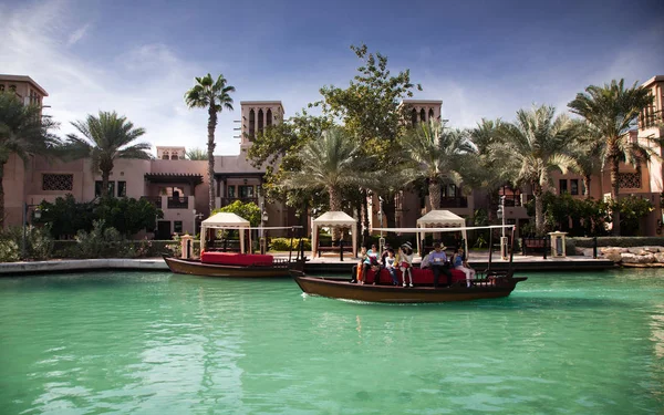 DUBAI, Emiratos Árabes Unidos - FEBRERO 2018: Vista de la Madinat Zoco Jumeirah. M — Foto de Stock