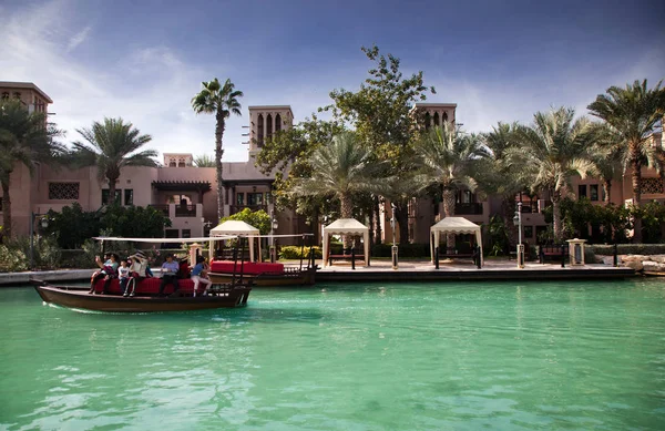 DUBAI, Emiratos Árabes Unidos - FEBRERO 2018: Vista de la Madinat Zoco Jumeirah. M — Foto de Stock