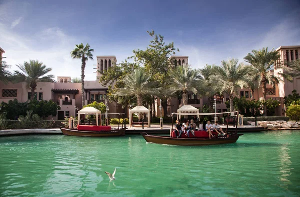 DUBAI, Emiratos Árabes Unidos - FEBRERO 2018: Vista de la Madinat Zoco Jumeirah. M — Foto de Stock