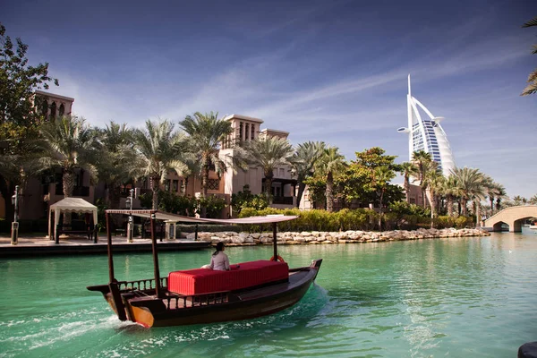 DUBAI, Emiratos Árabes Unidos - FEBRERO, 2018: Ver Burj Al Arab, the world onl — Foto de Stock