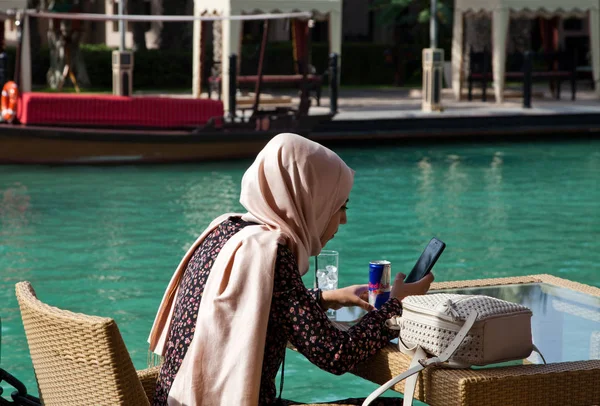 DUBAI, UAE - FEBRUARY 2018: Woman sitting in Souk Madinat Jumeir — Stock Photo, Image