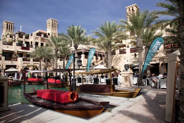 DUBAI, Emiratos Árabes Unidos - FEBRERO 2018: Embarcaciones tradicionales en Souk Madin — Foto de Stock