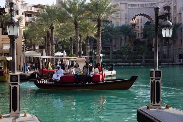 DUBAI, Emiratos Árabes Unidos - FEBRERO 2018: Embarcaciones tradicionales en Souk Madin — Foto de Stock