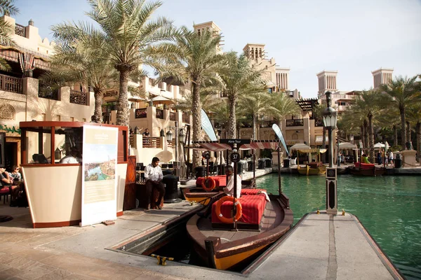 DUBAI, Emiratos Árabes Unidos - FEBRERO 2018: Embarcaciones tradicionales en Souk Madin — Foto de Stock