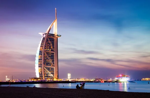 DUBAI, Emirados Árabes Unidos - FEVEREIRO DE 2018: O primeiro luxo de sete estrelas do mundo — Fotografia de Stock