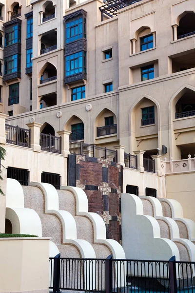 Dubaj, Spojené arabské emiráty - února 2018: Hotel Souk al Bahar a nákupní mal — Stock fotografie