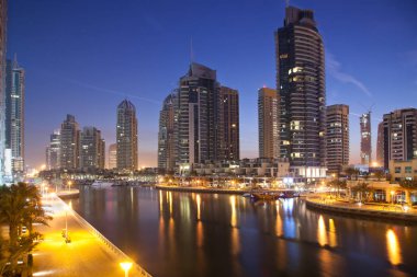 Dubai, Birleşik Arap Emirlikleri - Şubat 2018: Görünüm gece modern gökdelenlerin 