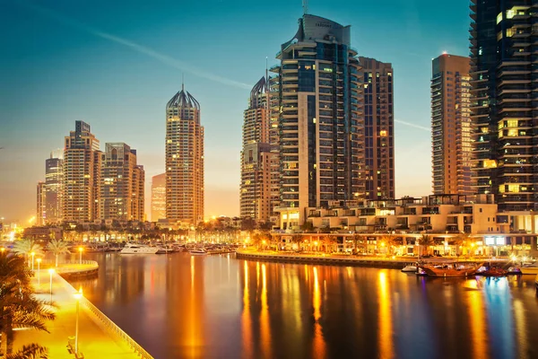 Dubai, Birleşik Arap Emirlikleri - Şubat 2018: Görünüm gece modern gökdelenlerin 