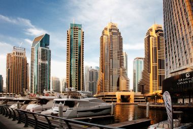Dubai, Birleşik Arap Emirlikleri - Şubat 2018: Modern gökdelenler parlayan ben görünümünü
