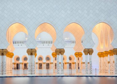 Sheikh zayed Ulu Camii alacakaranlıkta, Abu Dhabi, Birleşik Arap Emirlikleri