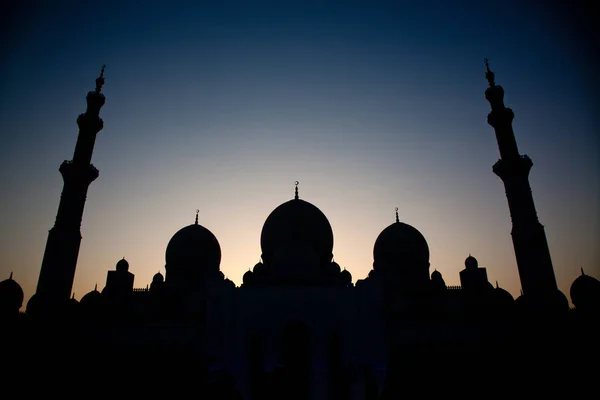 シェイク ザイード グランド モスクのシルエット、アブダビ、アラブ首長国連邦 — ストック写真