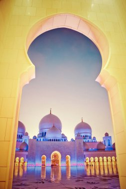 Sheikh zayed Ulu Camii alacakaranlıkta, Abu Dhabi, Birleşik Arap Emirlikleri