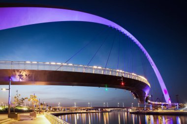 Dubai, Birleşik Arap Emirlikleri - Şubat, 2018: Dubai su kanalı kemer köprü veya