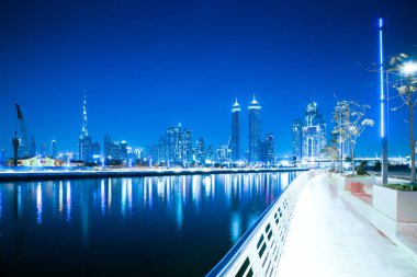 Dubai, Birleşik Arap Emirlikleri - Şubat 2018: Renkli günbatımı üzerinde Dubai Downtown 