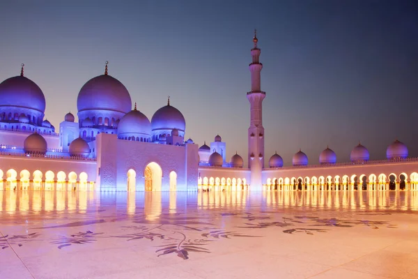 Sheikh zayed grand mosque at dusk, Abu Dhabi, UAE — Stock Photo, Image