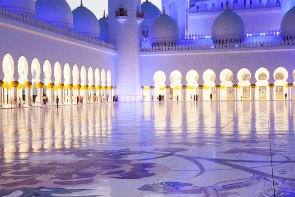 Schejk zayed-moskén i skymningen, Abu Dhabi, Förenade Arabemiraten — Stockfoto