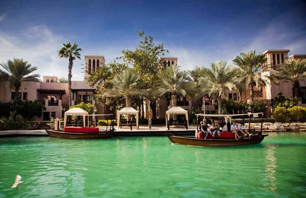 DUBAI, Emiratos Árabes Unidos - FEBRERO 2018: Vista de la Madinat Zoco Jumeirah. M — Foto de Stock