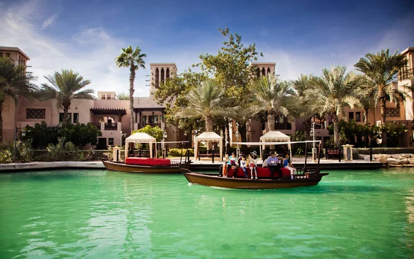 DUBAI, Emiratos Árabes Unidos - FEBRERO 2018: Vista de la Madinat Zoco Jumeirah. M — Foto de Stock