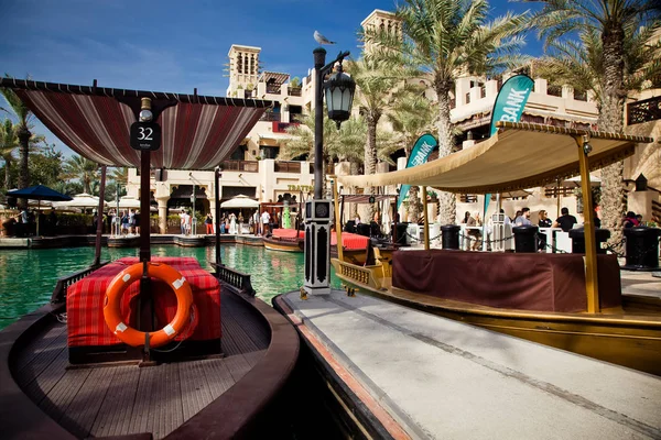 DUBAI, Emiratos Árabes Unidos - FEBRERO 2018: Embarcaciones tradicionales en Souk Madin — Foto de Stock