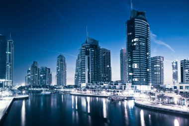 Dubai, Birleşik Arap Emirlikleri - Şubat 2018: Görünüm gece modern gökdelenlerin 