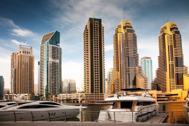 Dubai, Birleşik Arap Emirlikleri - Şubat 2018: Modern gökdelenler parlayan ben görünümünü