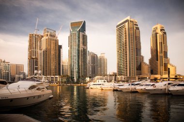 Dubai, Birleşik Arap Emirlikleri - Şubat 2018: Modern gökdelenler parlayan ben görünümünü